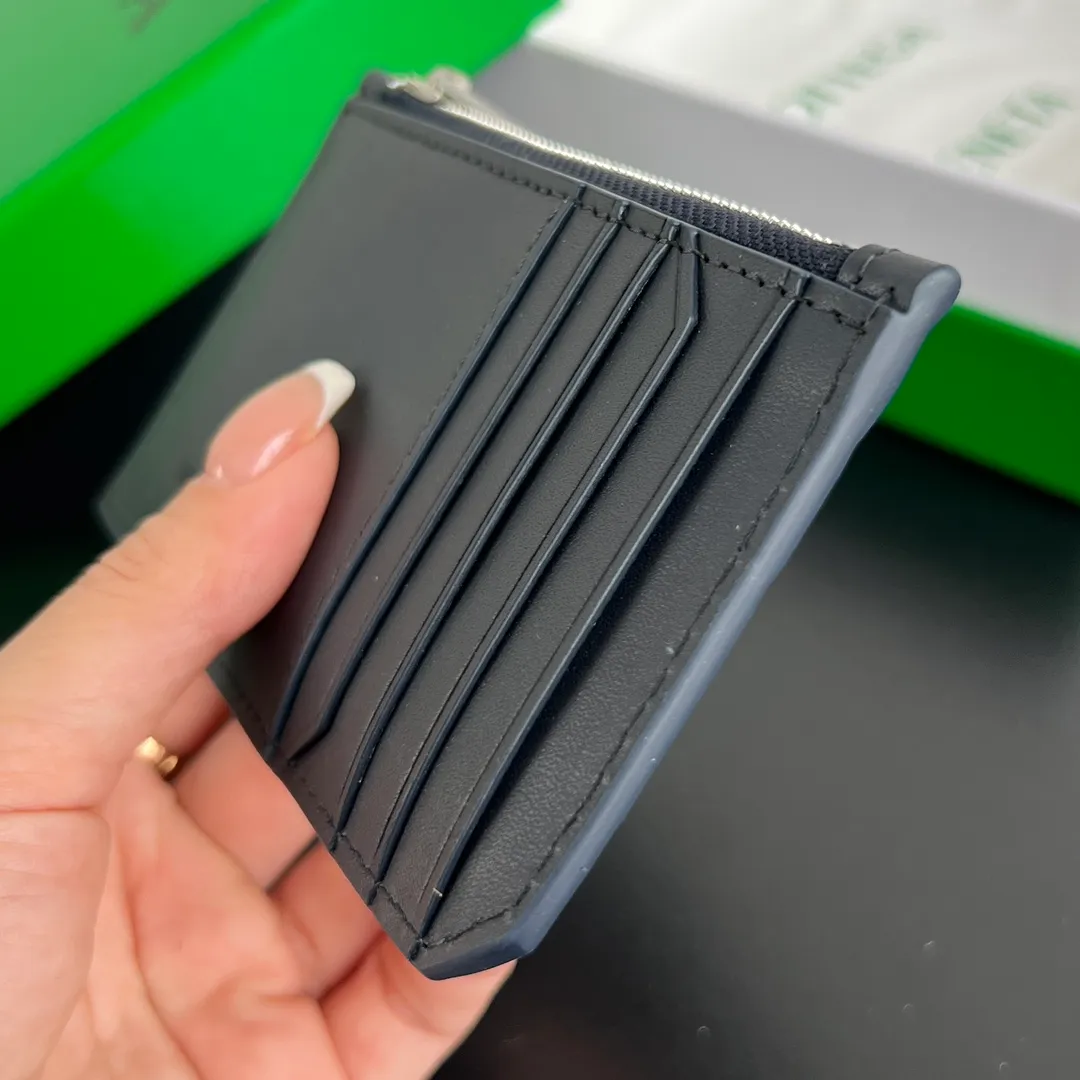 BV’s new 805827 vertical zipper card holder 🎈 The classic small woven work that I miss 0.7 is back. It’s really very design-friendly. The calfskin texture is high-end. It’s carefully designed with five card slots and a central compartment. You can also put cash in for daily use. You deserve to have such an thoughtful design. Size: 12*7*0.5 layers cm P540